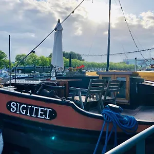 Houseboat Tante Piet Botel